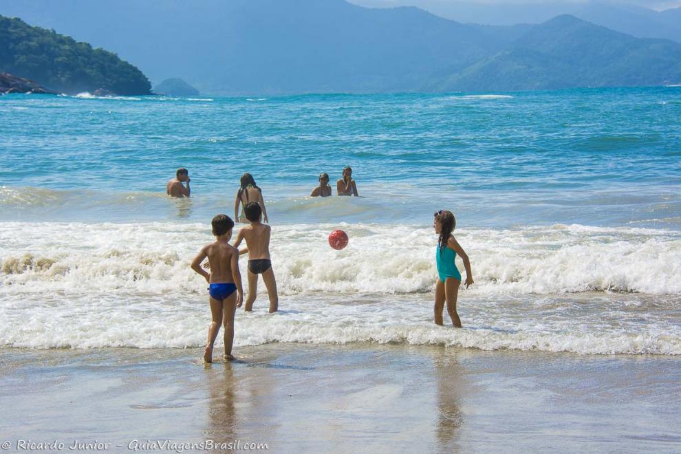 Imagem de amigos jogando bola na beira do mar-Praia do Félix .